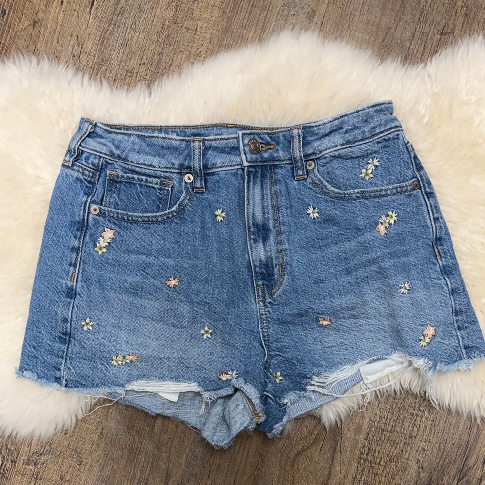 American Eagle women’s Embroidered Light Blue Denim raw hem Shorts size 4 - Picture 2 of 11